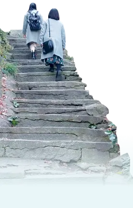 写真：女性２人が坂道を登っています。
